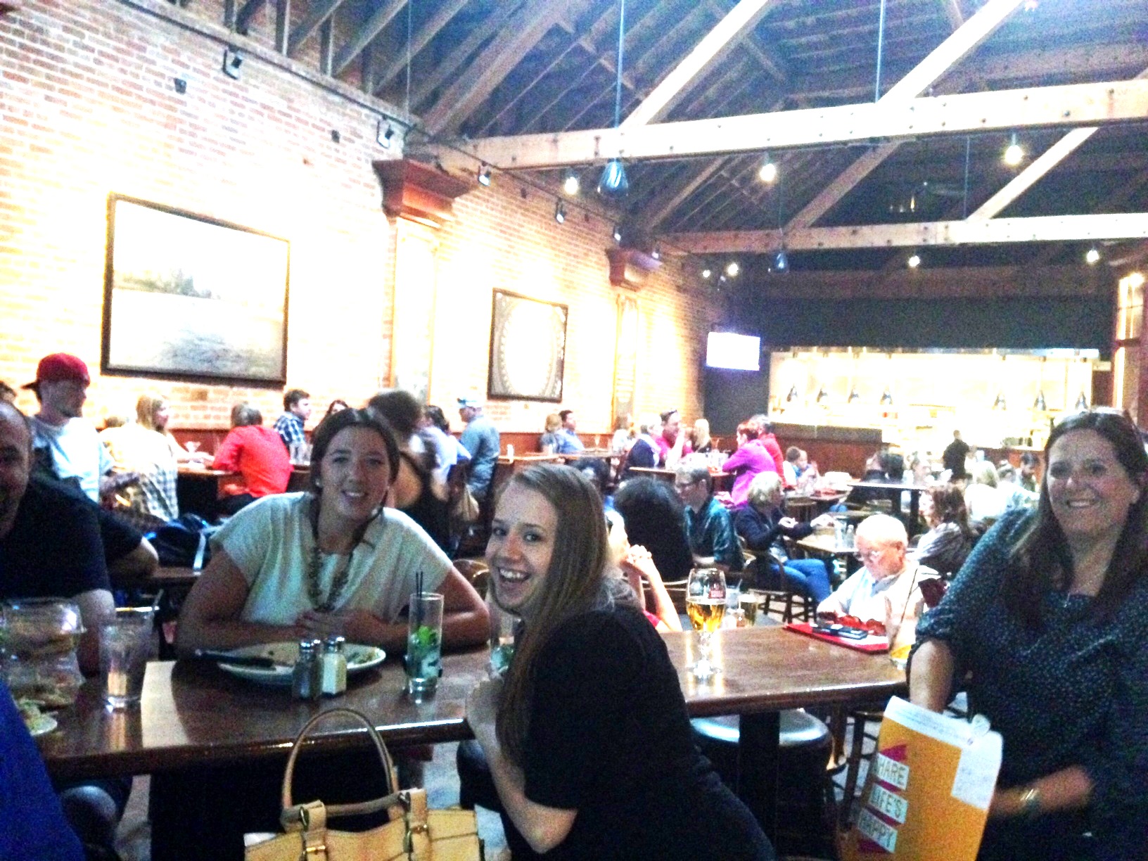 Varios de los participantes e integrantes de la comunidad vasca de la ciudad en el restaurante Bardenay de Boise (Idaho, EE.UU.) en apoyo a la Boiseko IKastola (argazkia Henar Chico)